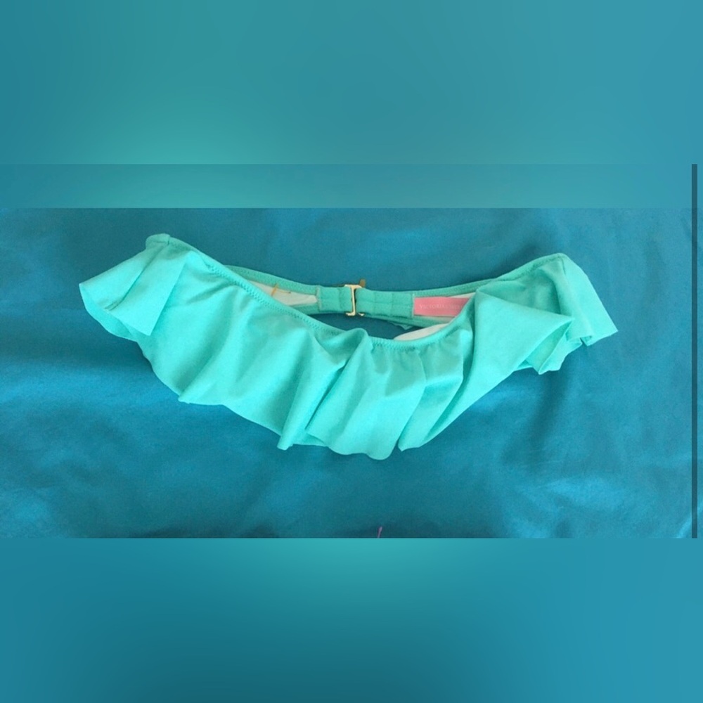 VS EUC light teal ruffle strapless bikini top. Size S but fits like XS imo.